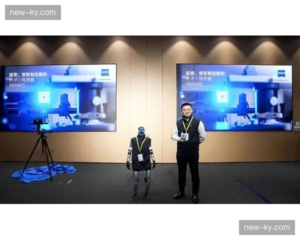 端到端链路重构，主直播流与社交评论区达成逻辑位移同步。